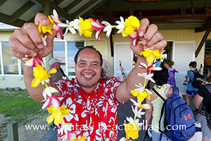 welcome flower lei at aitutaki airport